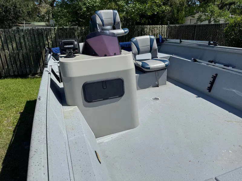 Slide: The Image of 2017 G3 20SC DLX boat interior with seating and control panel. - 7