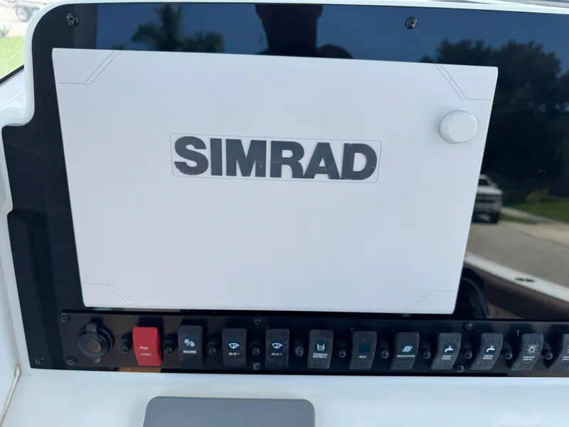 Slide: The Image of Simrad navigation system on 2019 Sea Hunt Ultra 275 SE boat dashboard. - 28