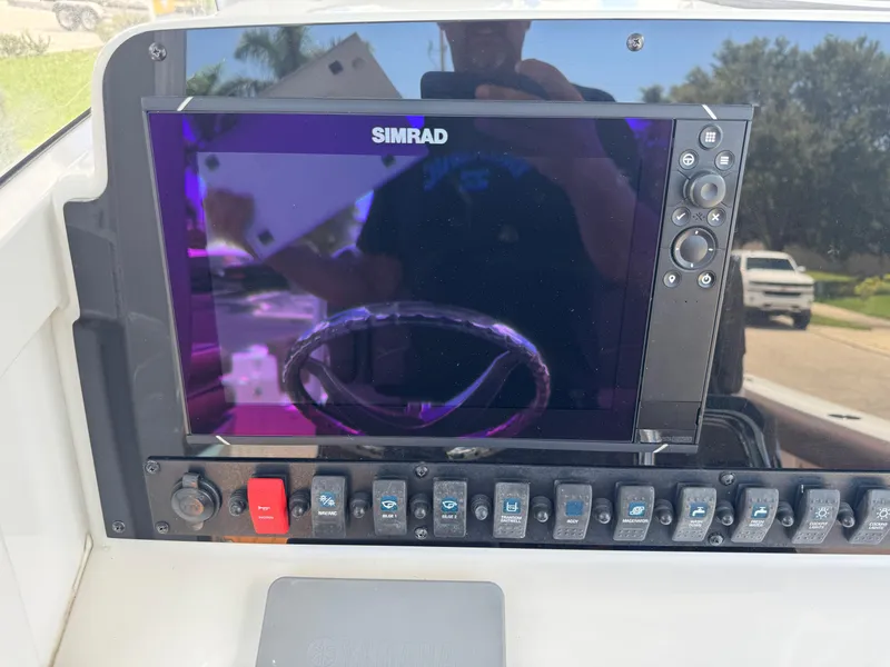 Slide: The Image of Simrad display and control panel on 2019 Sea Hunt Ultra 275 SE boat. - 29