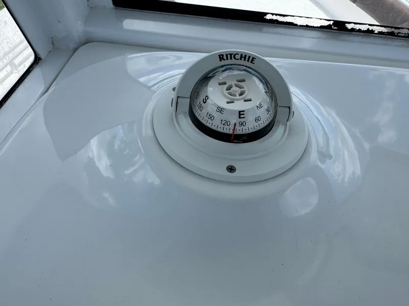 Slide: The Image of Compass on 2019 Sea Hunt Ultra 275 SE boat dashboard. - 32