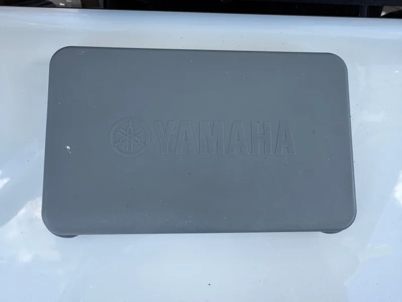 Slide: The Image of Gray Yamaha cover on a 2019 Sea Hunt Ultra 275 SE boat. - 36