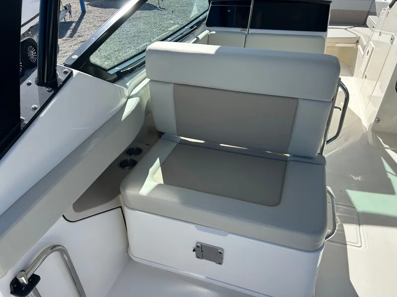 Slide: The Image of Boston Whaler 280 Vantage 2026 - 12