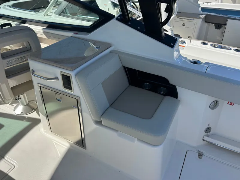 Slide: The Image of Boston Whaler 280 Vantage 2026 - 13