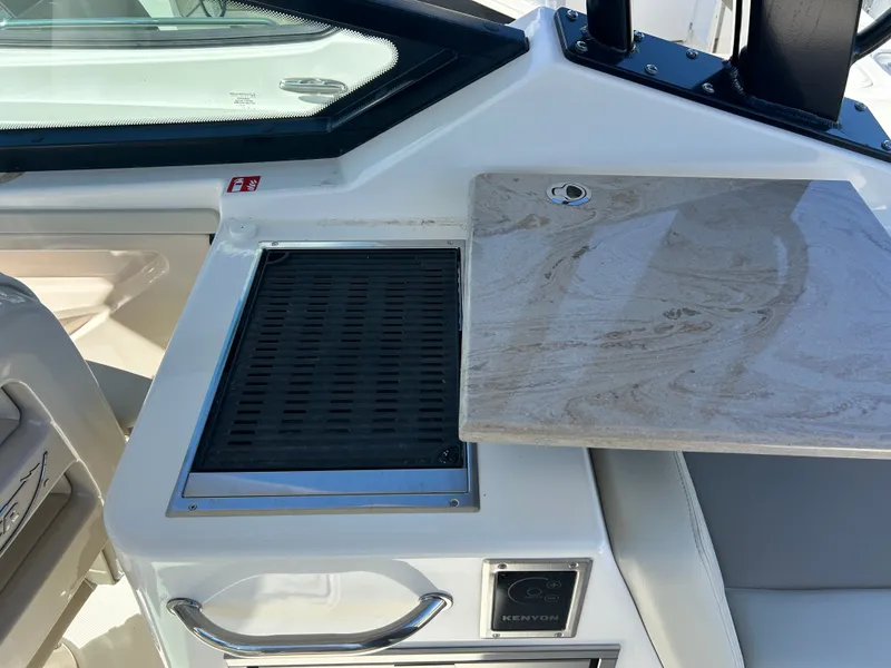 Slide: The Image of Boston Whaler 280 Vantage 2026 - 14