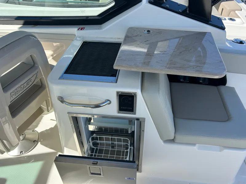 Slide: The Image of Boston Whaler 280 Vantage 2026 - 15