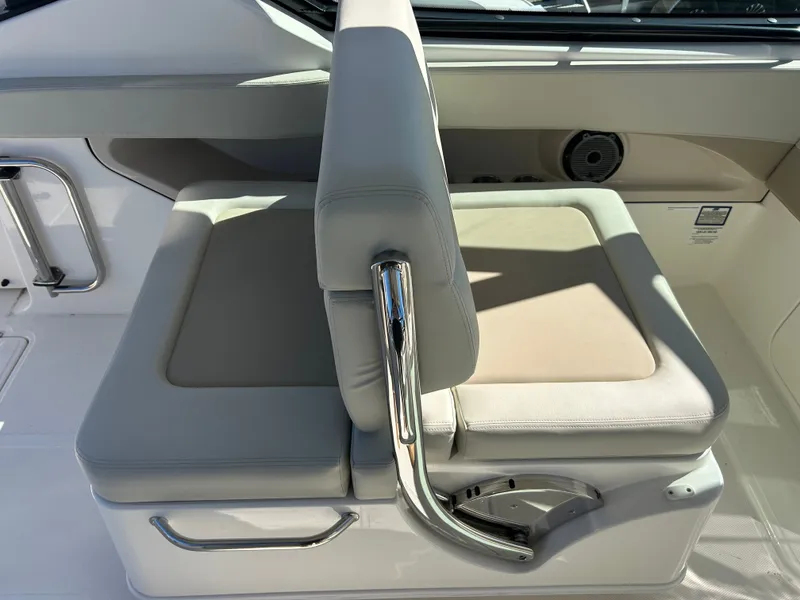 Slide: The Image of Boston Whaler 280 Vantage 2026 - 16