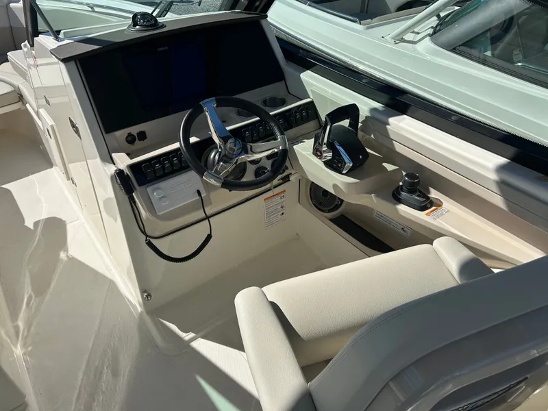 Slide: The Image of Boston Whaler 280 Vantage 2026 - 18