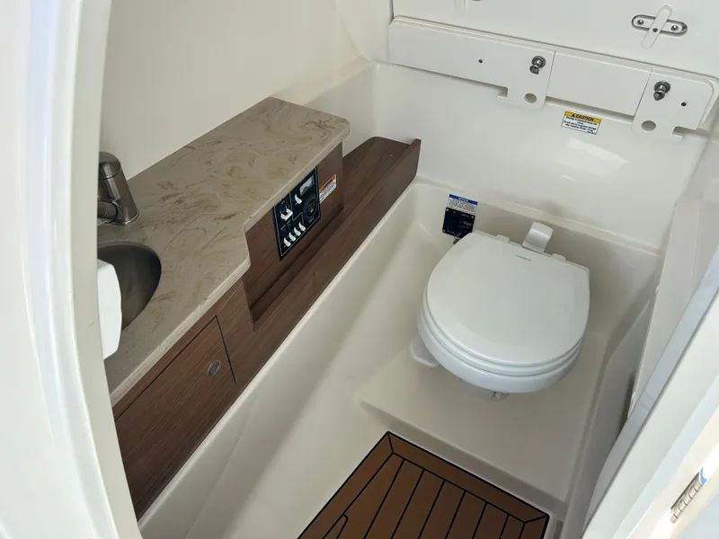 Slide: The Image of Boston Whaler 280 Vantage 2026 - 21