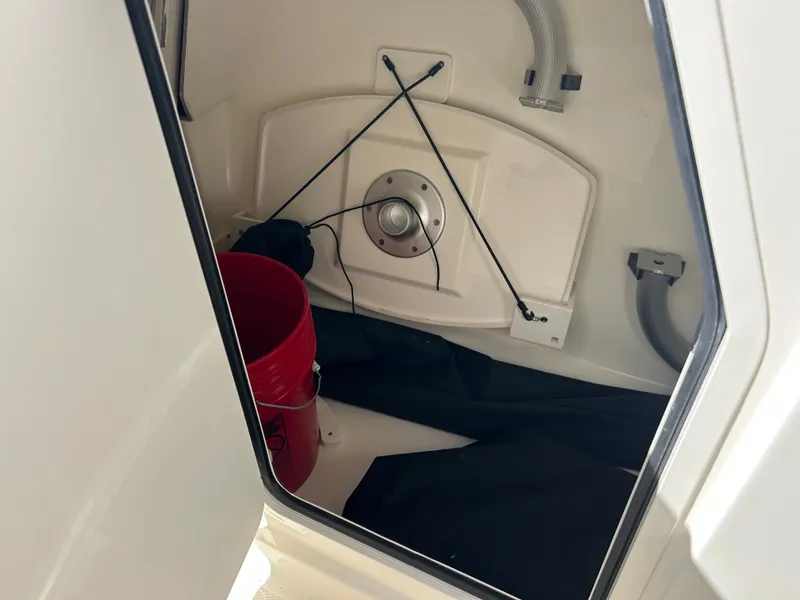 Slide: The Image of Boston Whaler 280 Vantage 2026 - 22