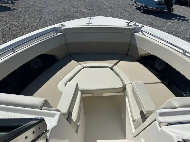 Slide: The Image of Boston Whaler 280 Vantage 2026 - 23