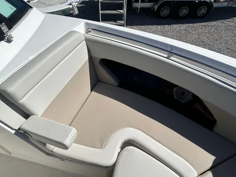 Slide: The Image of Boston Whaler 280 Vantage 2026 - 24