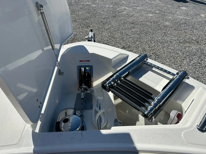 Slide: The Image of Boston Whaler 280 Vantage 2026 - 26