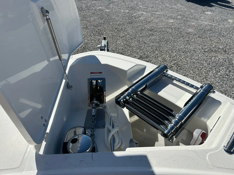 Slide: The Image of Boston Whaler 280 Vantage 2026 - 27