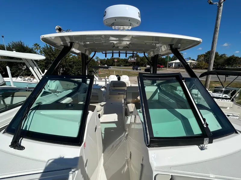 Slide: The Image of Boston Whaler 280 Vantage 2026 - 28