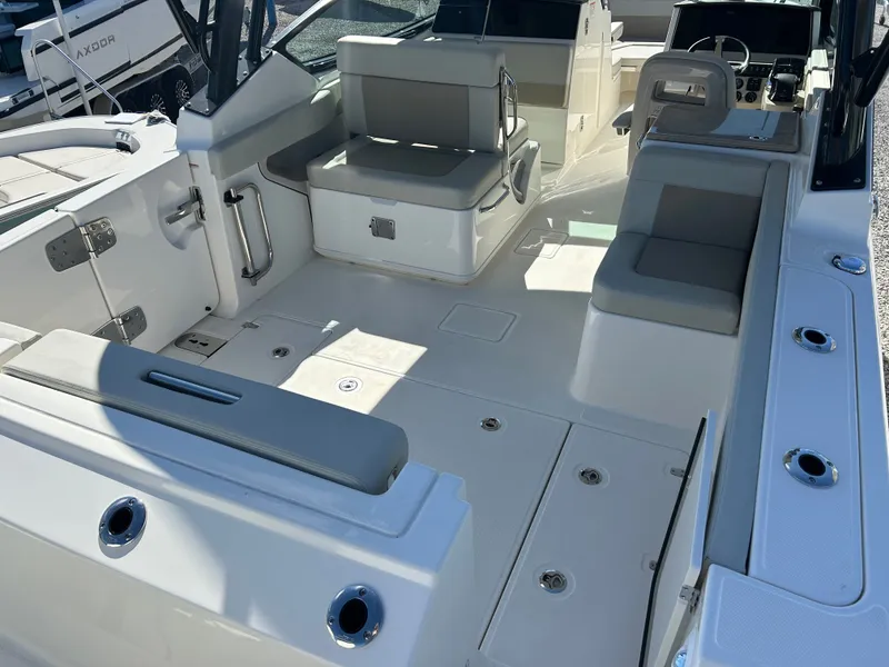 Slide: The Image of Boston Whaler 280 Vantage 2026 - 6