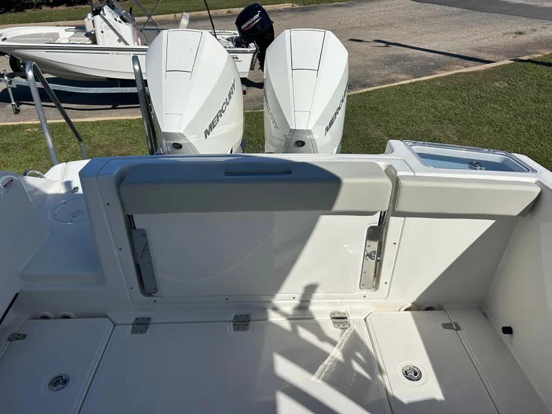 Slide: The Image of Boston Whaler 280 Vantage 2026 - 8