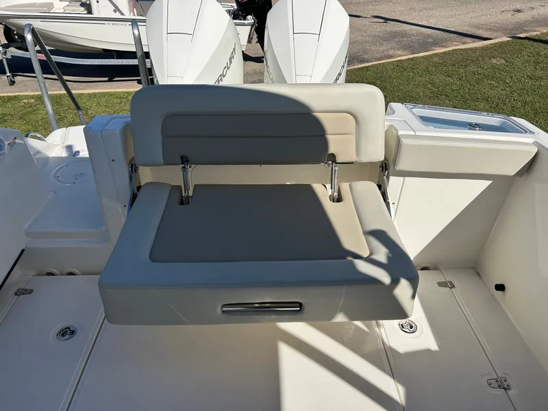 Slide: The Image of Boston Whaler 280 Vantage 2026 - 9