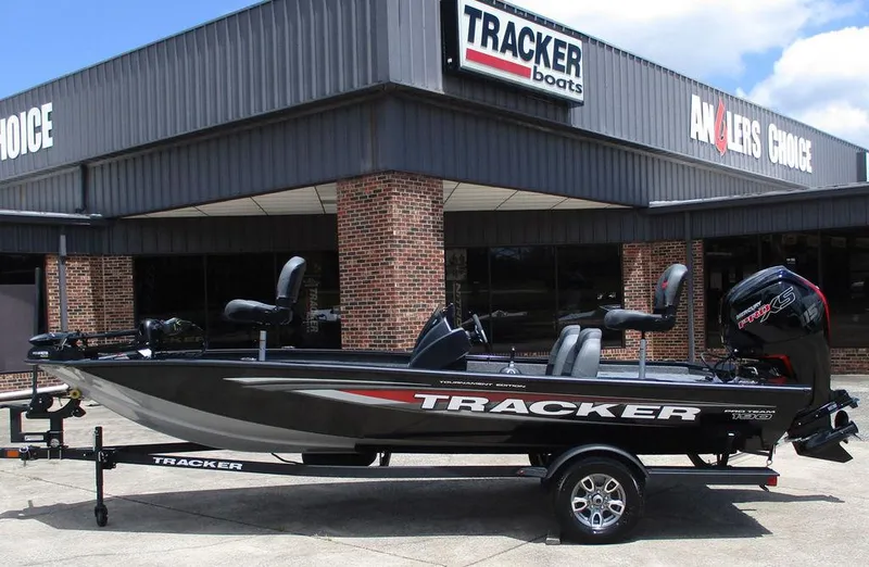 The Image of 2026 Tracker Pro Team™ 190 boat displayed outside dealership, featuring sleek design and modern features. - 1