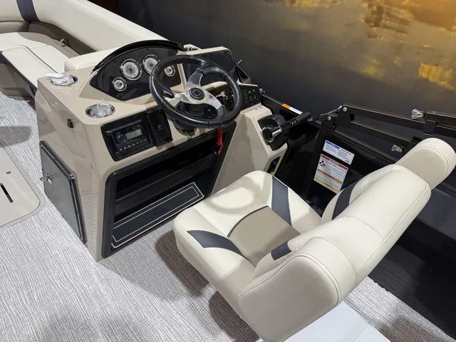 Slide: The Image of SunCatcher Select 324SS w/Yamaha 250 "SHO" No Trailer 2025 - 10