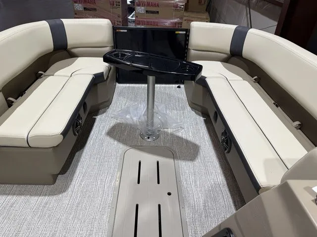 Slide: The Image of SunCatcher Select 324SS w/Yamaha 250 "SHO" No Trailer 2025 - 13