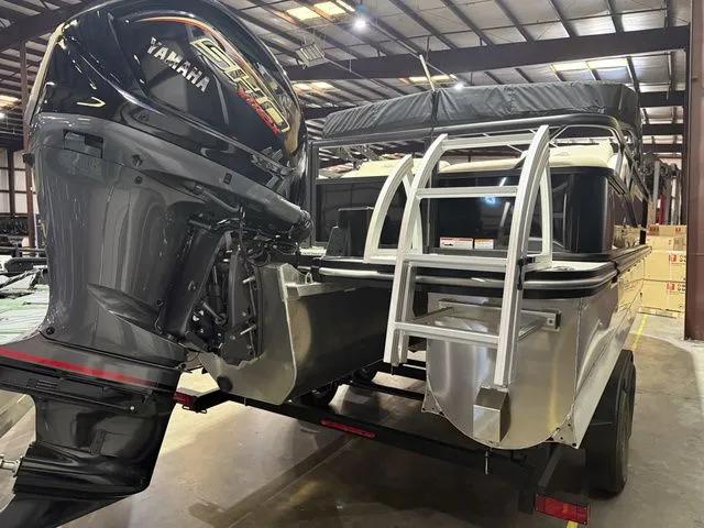 Slide: The Image of SunCatcher Select 324SS w/Yamaha 250 "SHO" No Trailer 2025 - 4