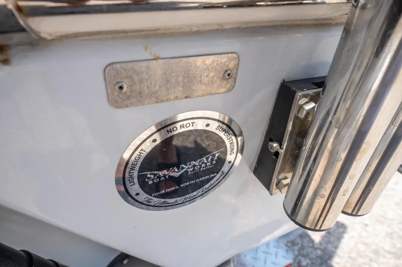 Slide: The Image of 2024 Savannah 2900 Offshore boat emblem, highlighting lightweight, no rot, super strong features. - 18