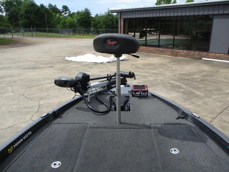 Slide: The Image of 2012 Ranger Z518 boat deck with Minn Kota trolling motor and fishing seat. - 7
