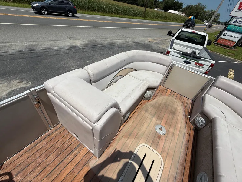 Slide: The Image of 2014 Avalon 2585 Catalina Bar pontoon boat with spacious seating and wood-style deck. - 16