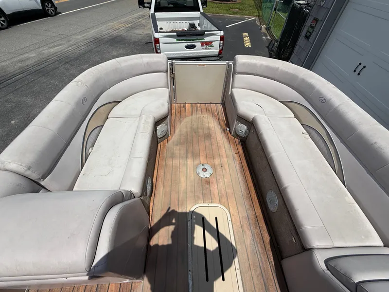 Slide: The Image of 2014 Avalon 2585 Catalina Bar pontoon boat with spacious seating and wooden deck. - 17