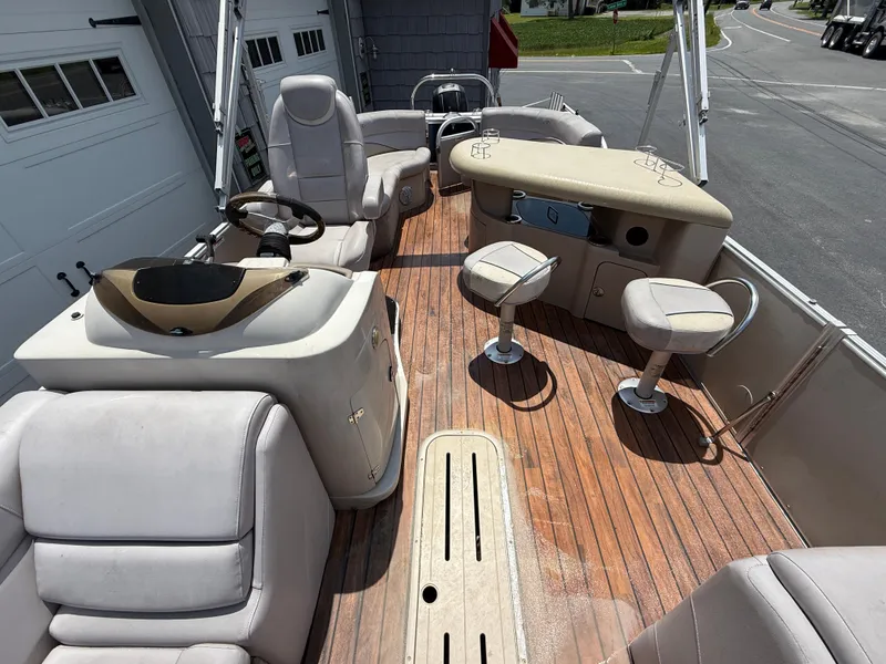 Slide: The Image of 2014 Avalon 2585 Catalina Bar boat interior with seating and wooden deck. - 18