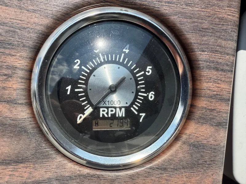 Slide: The Image of Tachometer displaying RPM on 2014 Avalon 2585 Catalina Bar Tri Toon boat. - 26
