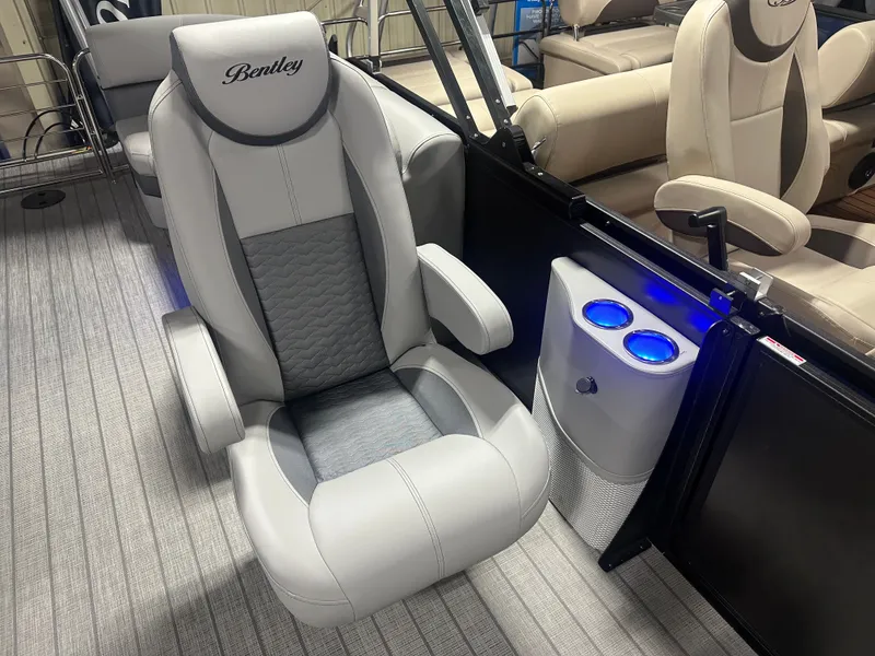 Slide: The Image of Bentley Pontoons Elite 223 Admiral 200HP Quad Lounge Tritoon 2025 - 22