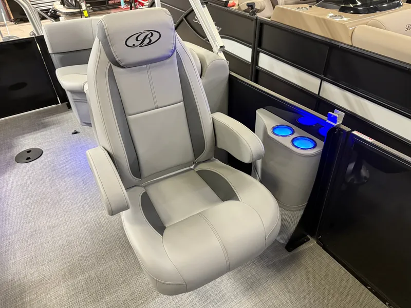 Slide: The Image of Bentley Pontoons Legacy 200 Navigator Quad Lounge & Honda 4-Stroke EFI 2025 - 10