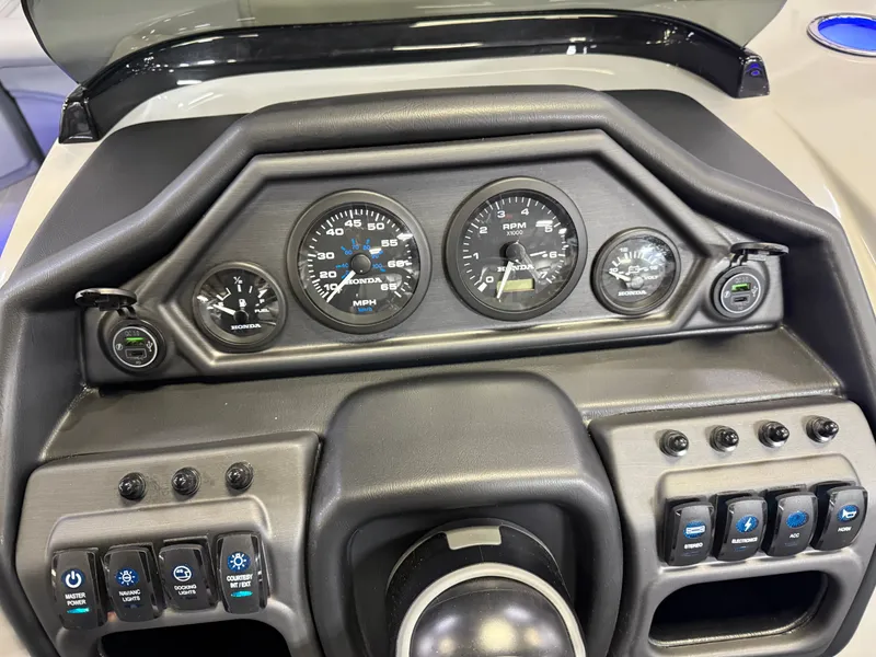 Slide: The Image of Bentley Pontoons Legacy 200 Navigator Quad Lounge & Honda 4-Stroke EFI 2025 - 15