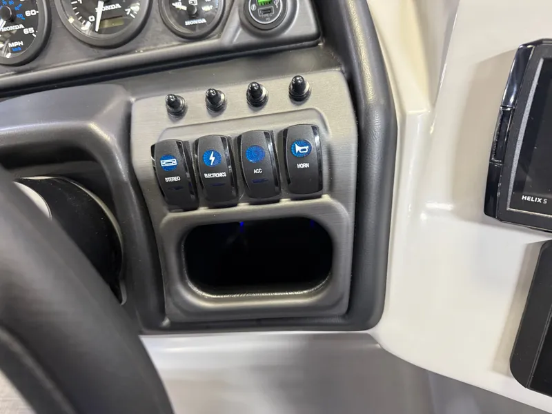 Slide: The Image of Bentley Pontoons Legacy 200 Navigator Quad Lounge & Honda 4-Stroke EFI 2025 - 16