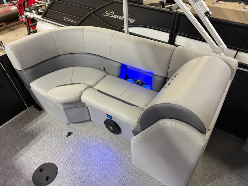 Slide: The Image of Bentley Pontoons Legacy 200 Navigator Quad Lounge & Honda 4-Stroke EFI 2025 - 19