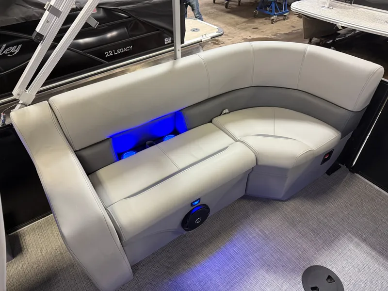 Slide: The Image of Bentley Pontoons Legacy 200 Navigator Quad Lounge & Honda 4-Stroke EFI 2025 - 20