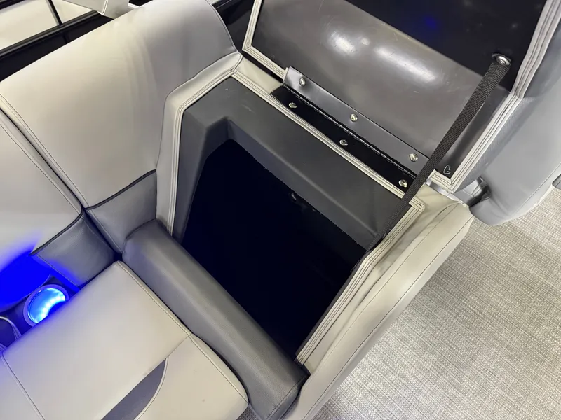 Slide: The Image of Bentley Pontoons Legacy 200 Navigator Quad Lounge & Honda 4-Stroke EFI 2025 - 31