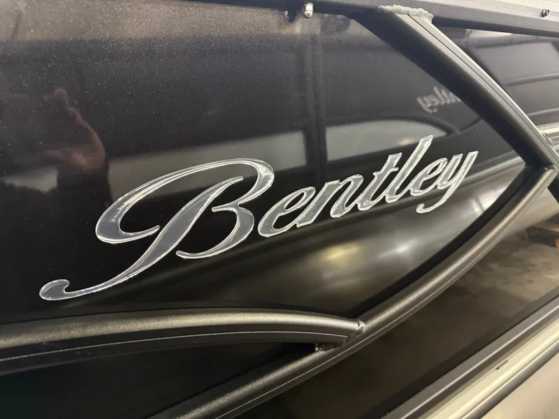 Slide: The Image of Bentley Pontoons Legacy 200 Navigator Quad Lounge & Honda 4-Stroke EFI 2025 - 40