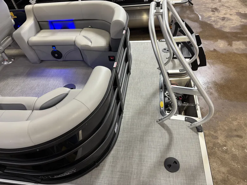 Slide: The Image of Bentley Pontoons Legacy 200 Navigator Quad Lounge & Honda 4-Stroke EFI 2025 - 5