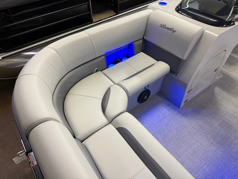 Slide: The Image of Bentley Pontoons Legacy 200 Navigator Quad Lounge & Honda 4-Stroke EFI 2025 - 8