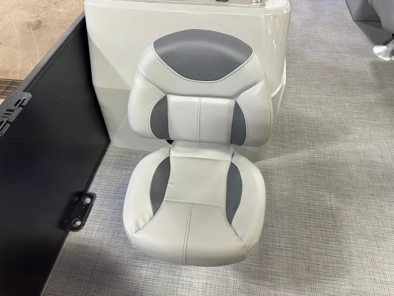 Slide: The Image of Bentley Pontoons Fish 200 Center Walkthrough & Honda 4-Stroke EFI 2025 - 21