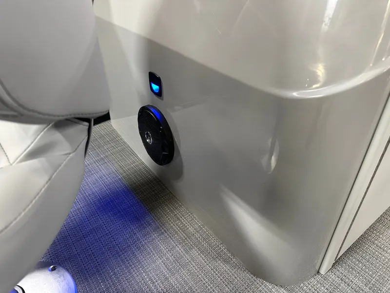 Slide: The Image of Bentley Pontoons Fish 200 Center Walkthrough & Honda 4-Stroke EFI 2025 - 23