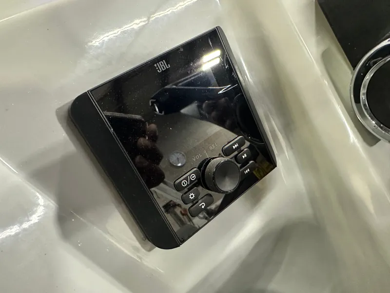 Slide: The Image of Bentley Pontoons Fish 200 Center Walkthrough & Honda 4-Stroke EFI 2025 - 30