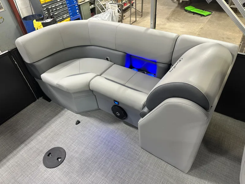 Slide: The Image of Bentley Pontoons Fish 200 Center Walkthrough & Honda 4-Stroke EFI 2025 - 32