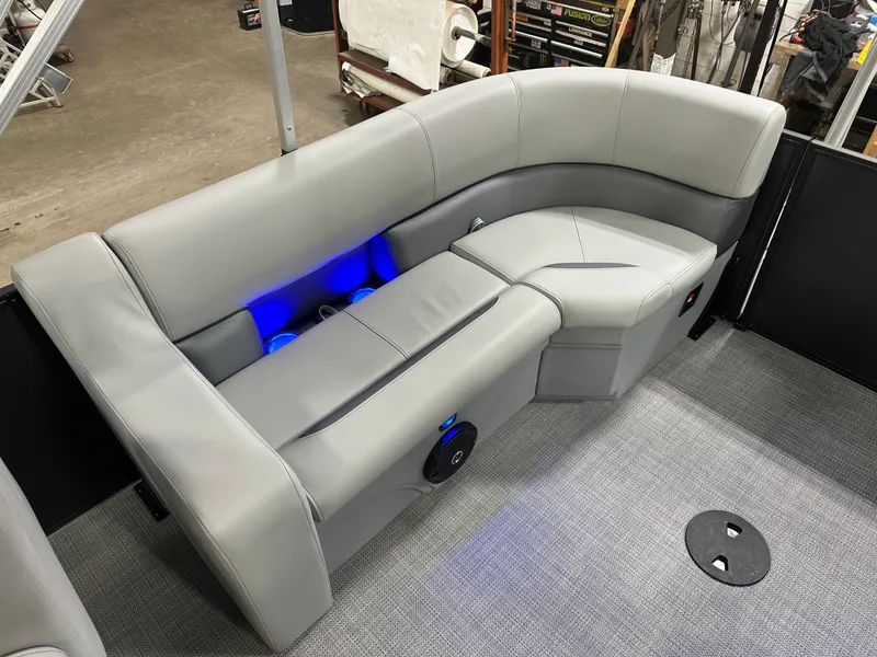 Slide: The Image of Bentley Pontoons Fish 200 Center Walkthrough & Honda 4-Stroke EFI 2025 - 33