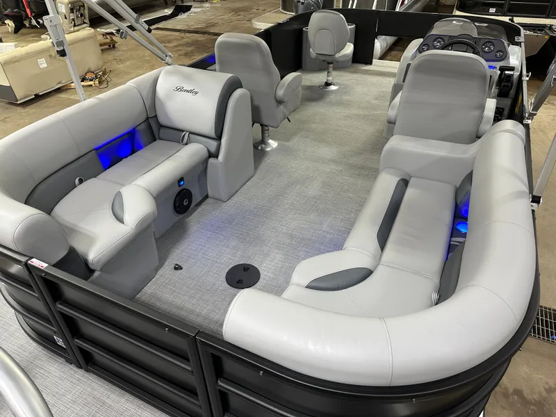 Slide: The Image of Bentley Pontoons Fish 200 Center Walkthrough & Honda 4-Stroke EFI 2025 - 34