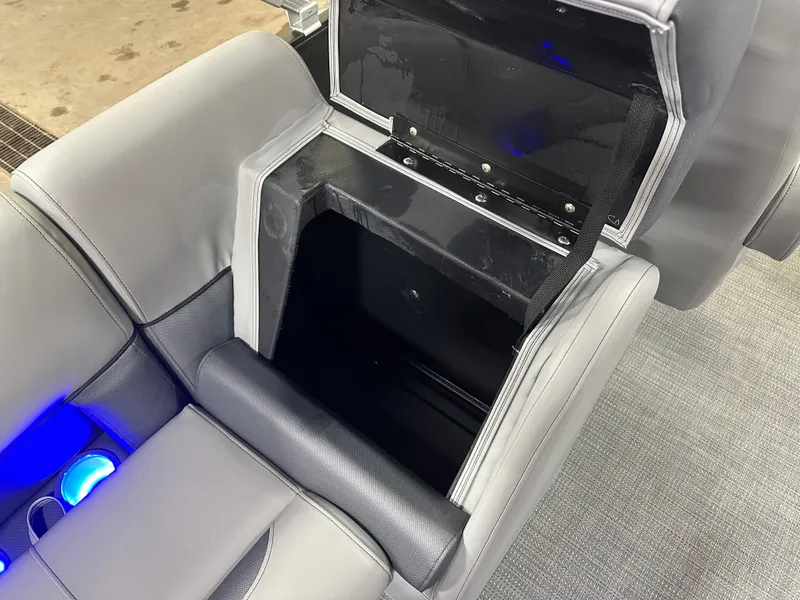 Slide: The Image of Bentley Pontoons Fish 200 Center Walkthrough & Honda 4-Stroke EFI 2025 - 39