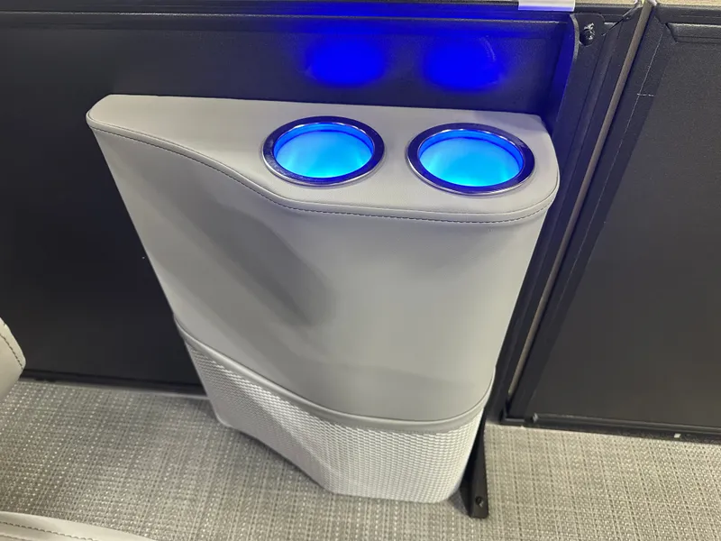 Slide: The Image of Bentley Pontoons Fish 200 Center Walkthrough & Honda 4-Stroke EFI 2025 - 41