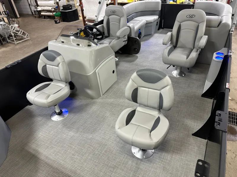 Slide: The Image of Bentley Pontoons Fish 200 Center Walkthrough & Honda 4-Stroke EFI 2025 - 44